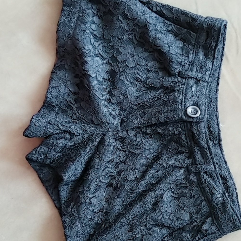 BLACK LACE SHORTS - Picture 3 of 4